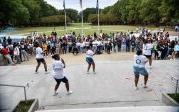 学生们聚在一起看Zeta Phi Beta公司的索罗斯., on the steps of Webb Center. Photo Chuck Thomas/ODU